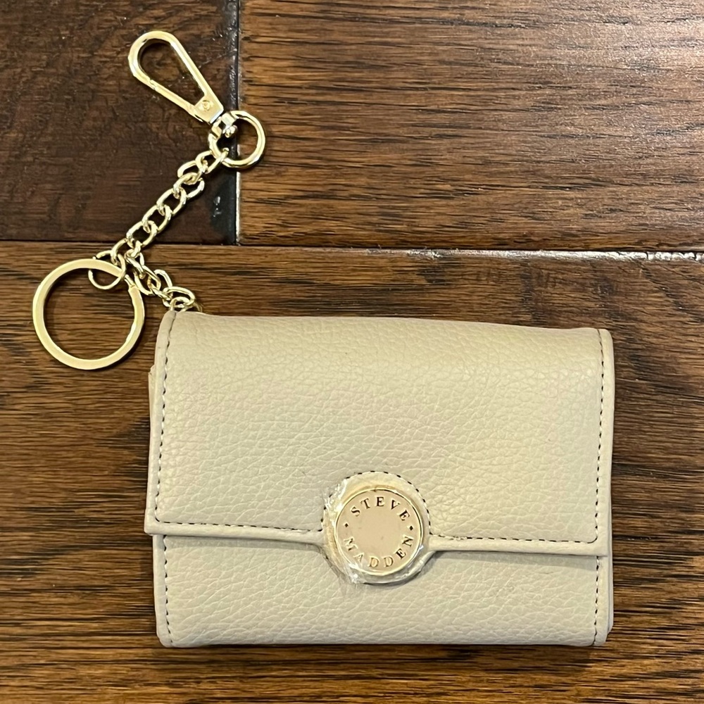 NWOT Steve Madden Women’s Taupe Genuine Leather Bi-Fold Wallet with Keychain